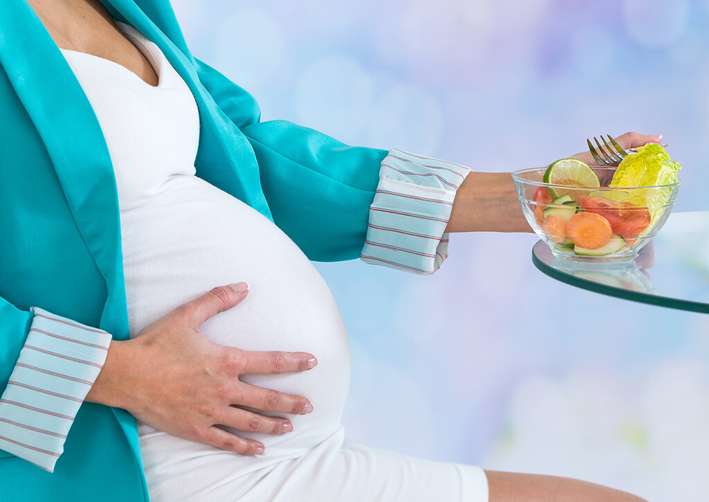 Zur Ernährung in der Schwangerschaft sind folatreichen Lebensmitteln wie grüne Blattsalate, Spinat, Kohl, Hülsenfrüchte, Tomaten und Vollkornprodukte zu empfehlen. © JPC-PROD / shutterstock.com