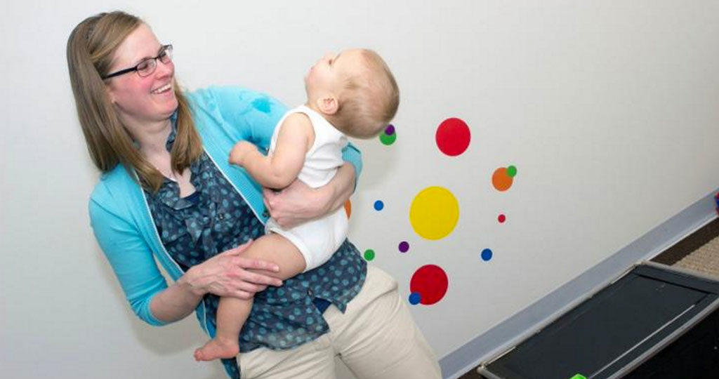 Assistenzprofessorin Janet Hauck von der Michigan State University empfiehlt ausreichend Bauchzeit für Babys. © Michigan State University